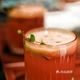 这里有酒有表演 还有美味牛排套餐～