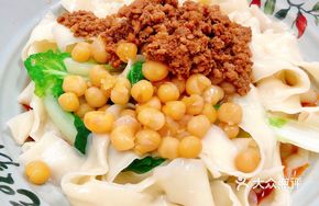 Dry-Mixed Pea and Meat Sauce Knife-Sliced Noodles