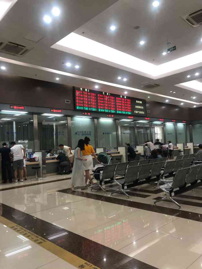 房地产交易中心停车场-"周末人满为患.咨询处6-7个工作人员.叫.