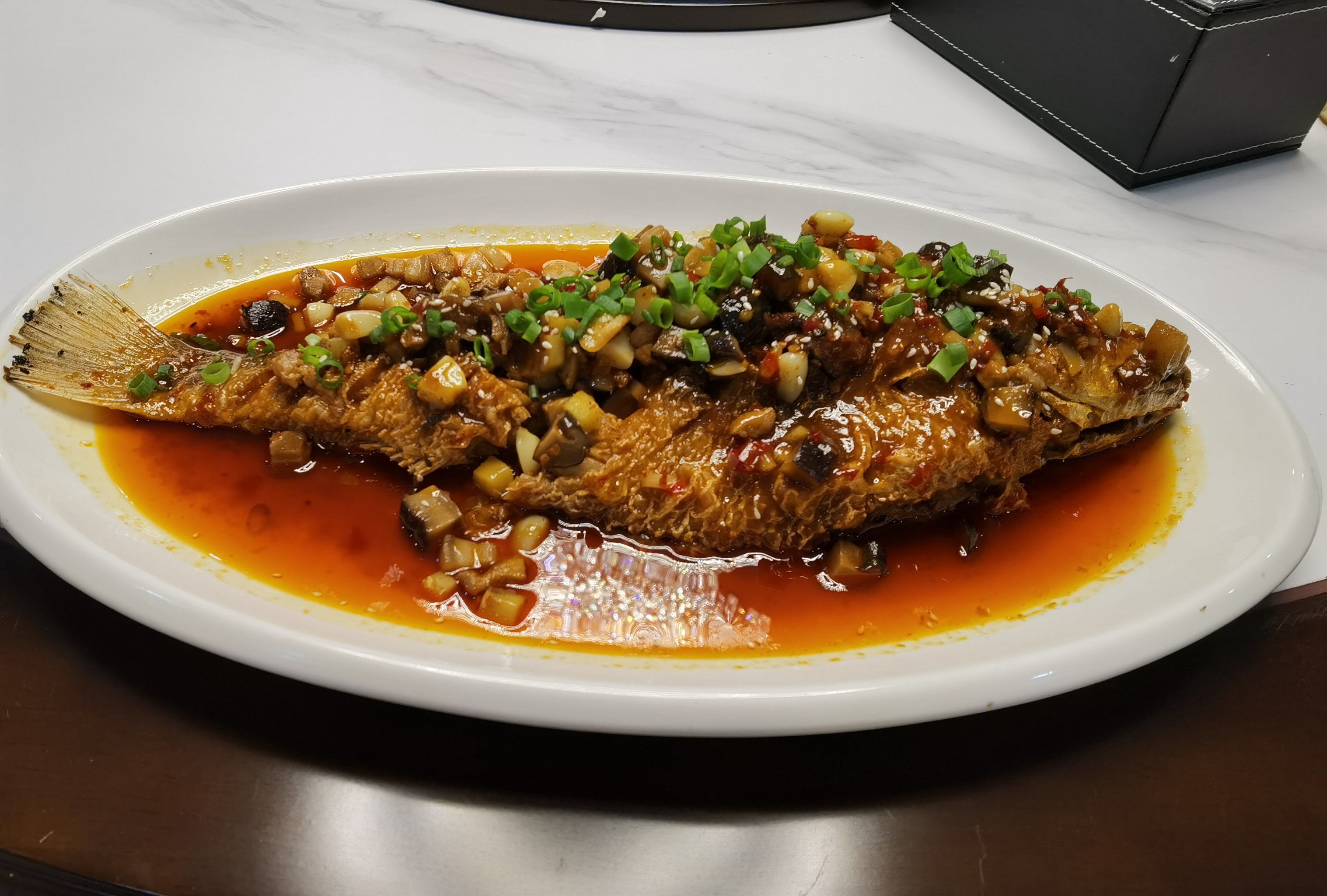 这家的小咸菜太好吃了,干烧鱼也不错😅感