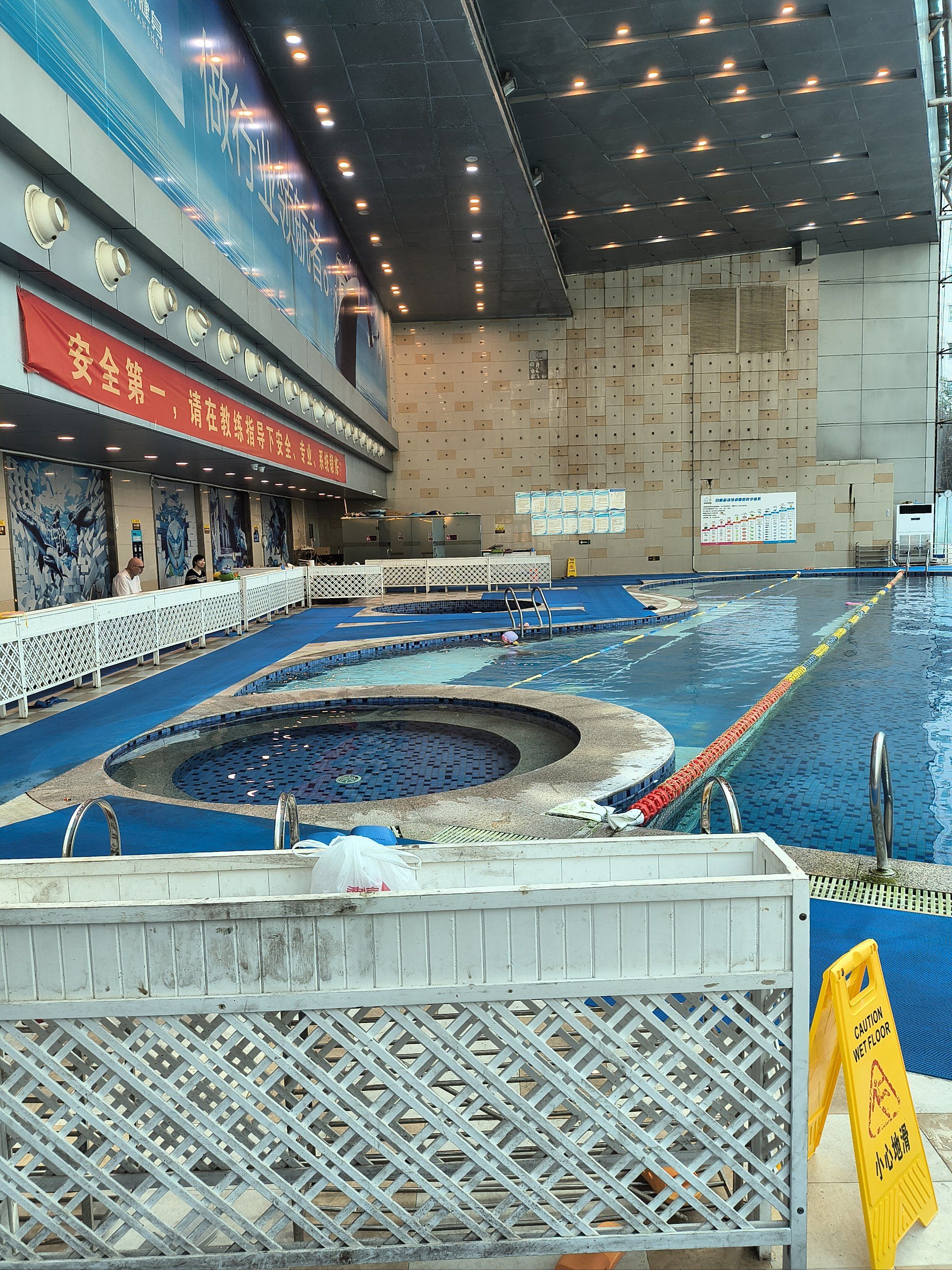 这个游泳健身馆在小区里综合运动中心的地下,入门游泳需要抵押物给