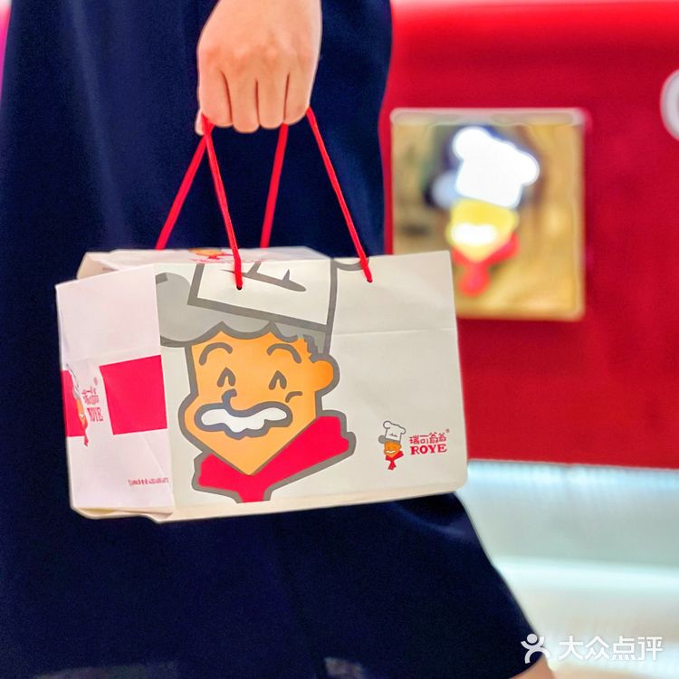 首家瑞可爷爷2.0全透明空间店登陆优特汇
