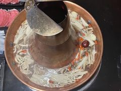 -果松木炭酸菜铜火锅·外婆参鸡汤