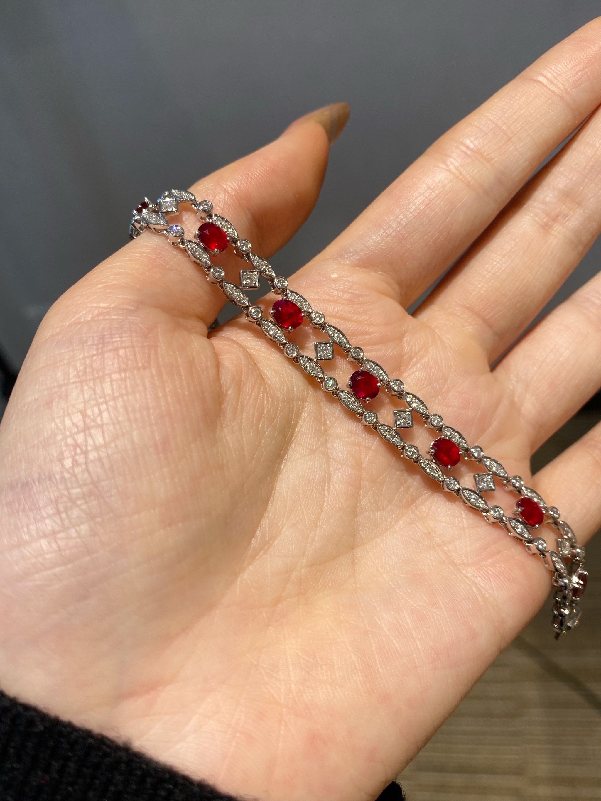 精致女人必不可少的红宝石手链