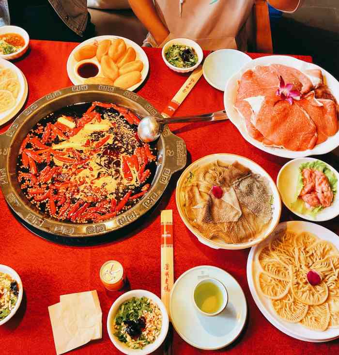 蓉城老妈火锅(双林路店)-"地方很大,装扮非常的古风,随便在哪位置拍.