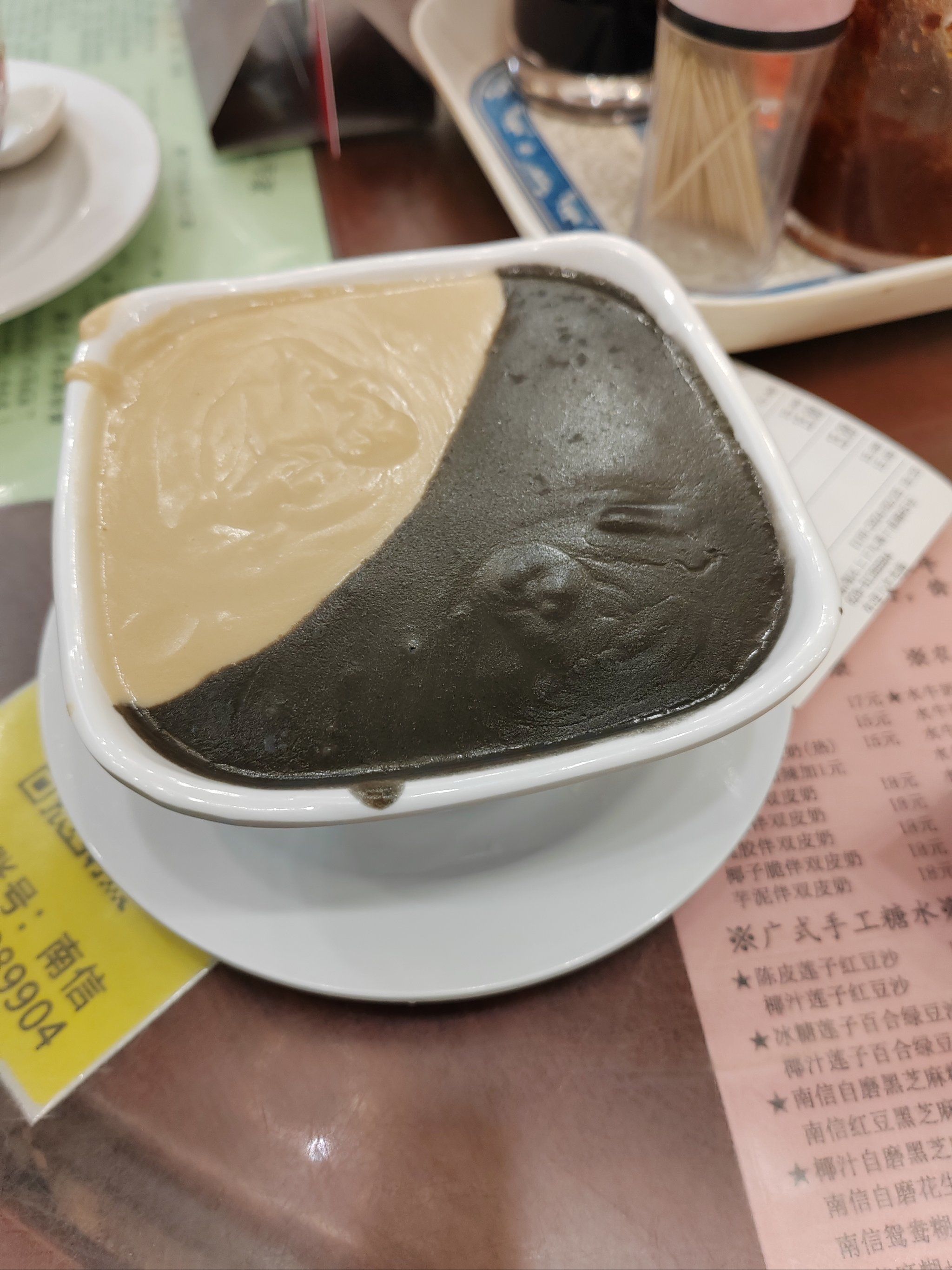 感觉还是凉的好喝掂,还点了双拼的芝麻糊花生糊