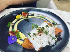 周末｜烟熏三文鱼班尼迪克蛋-théATRE茶聚场·餐厅(环球金融中心店)