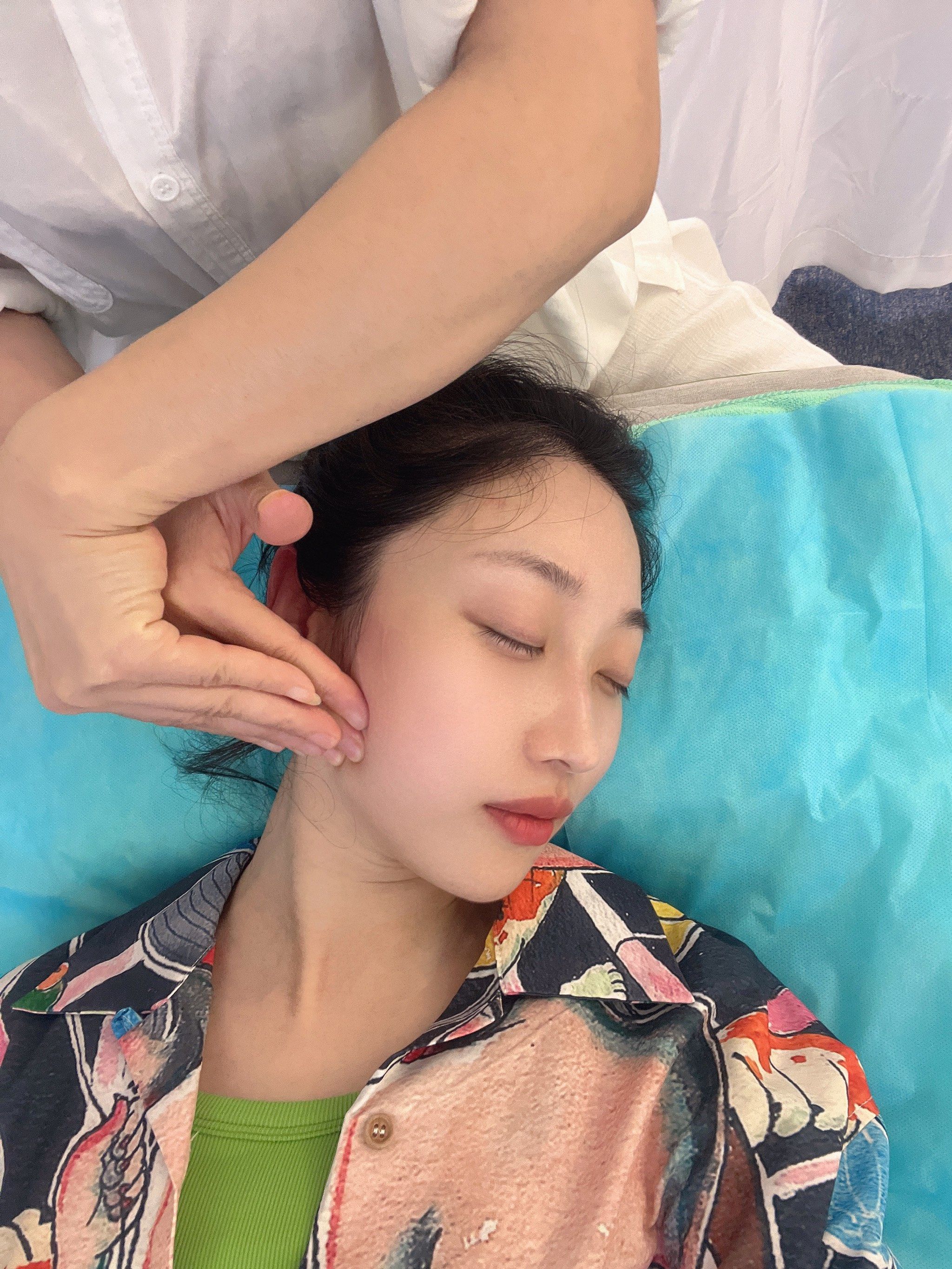 整骨 
全靠中式手法提升骨骼筋膜来实现小v脸
不上科技的徒手瘦脸