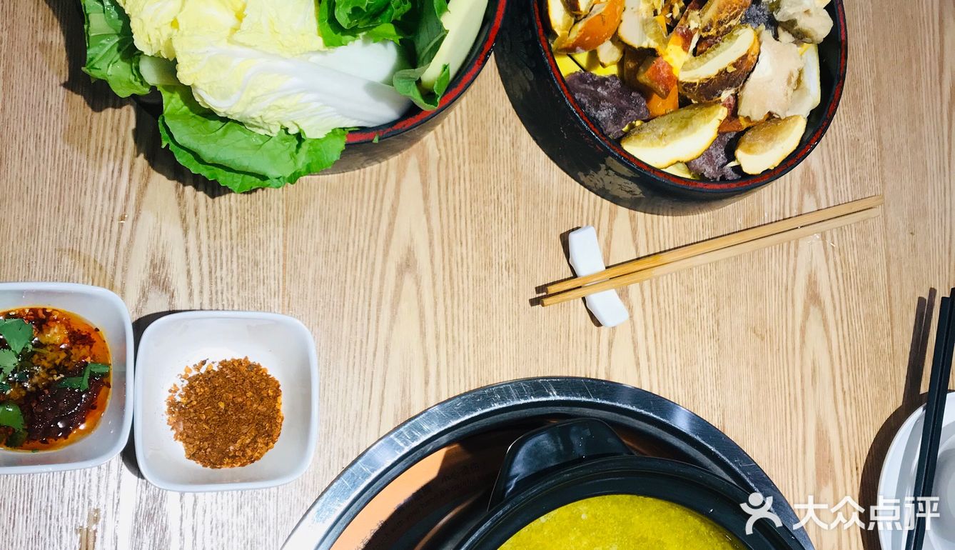 汤用鸡汤做底,最后涮一把蔬菜