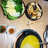 汤用鸡汤做底,最后涮一把蔬菜