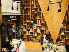 -新华里咖啡书吧(新华书店小寨店)