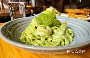 Italian White Sauce Seafood Pasta with Basil