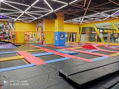 -爱蹦iBOON蹦床运动馆(江汉店)