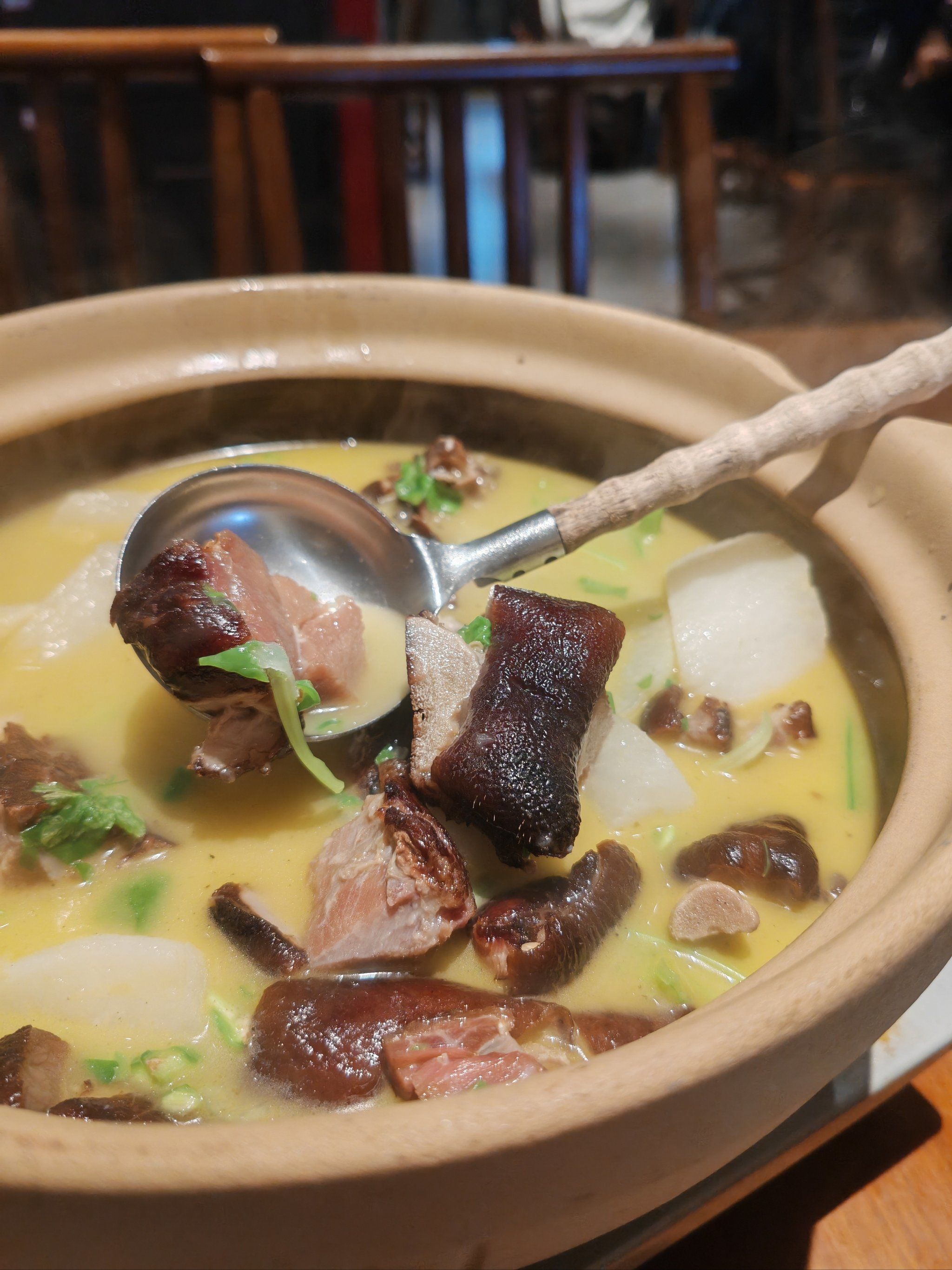 湘啊灶美味的腊肉腊猪蹄