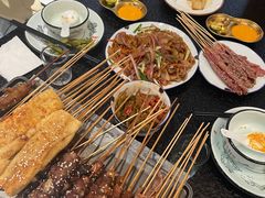 -何妹湿辣牛肉·粤式烧烤砂煲(桂雅路店)