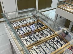 -美式眼镜·授权蔡司.依视路.尼康.豪雅.明月(人民广场店)