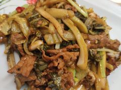 自制酸菜炒牛肉-宏记广东客家菜(丰汇店)