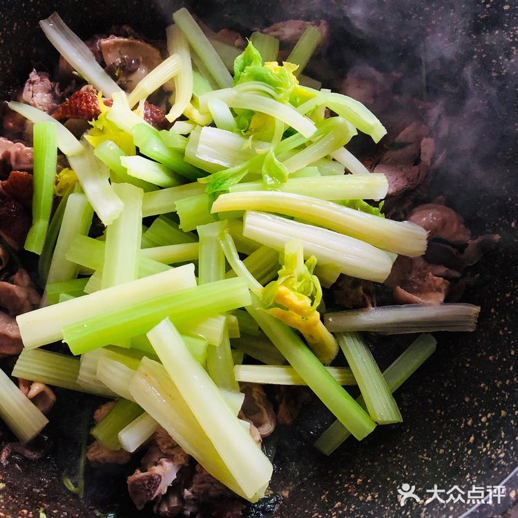 隔夜斩料也可以再做成一道芹菜炒烧鸭