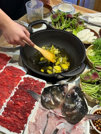 锅底现炒的酸汤鱼火锅！！！酸辣开胃太好吃……