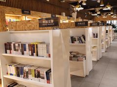 -新华里咖啡书吧(新华书店小寨店)