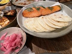 烟熏三文鱼配烤饺子皮和芥末籽酱-BOR Eatery(安福路店)