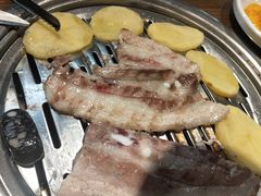 厚切猪肉-·缸桶屋·韩式牛肋条自助烤肉(西湖D11店)