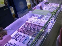 -提一眼镜·蔡司·依视路(小寨店)