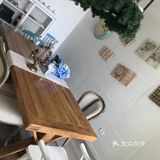 不知不觉店内陆续进来几桌客人，建议从海边散步到店