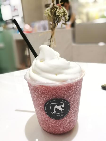 在静安寺附近的时候都会绕道去次哒~ 推荐:黑加仑雪泥配冰淇淋雪顶