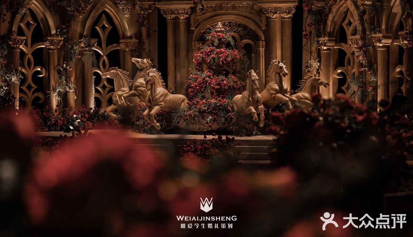 伟德bv1946官网-过年不建议穿的4个“网红羽绒服”：自以为洋气实际早烂大街了