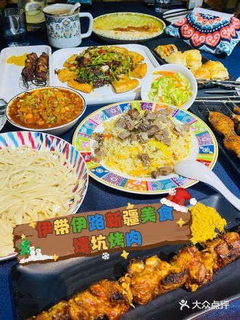 「伊带伊路新疆美食府(呼家楼店)」紧邻十号六号线地铁