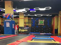 -爱蹦iBOON蹦床运动馆(江汉店)