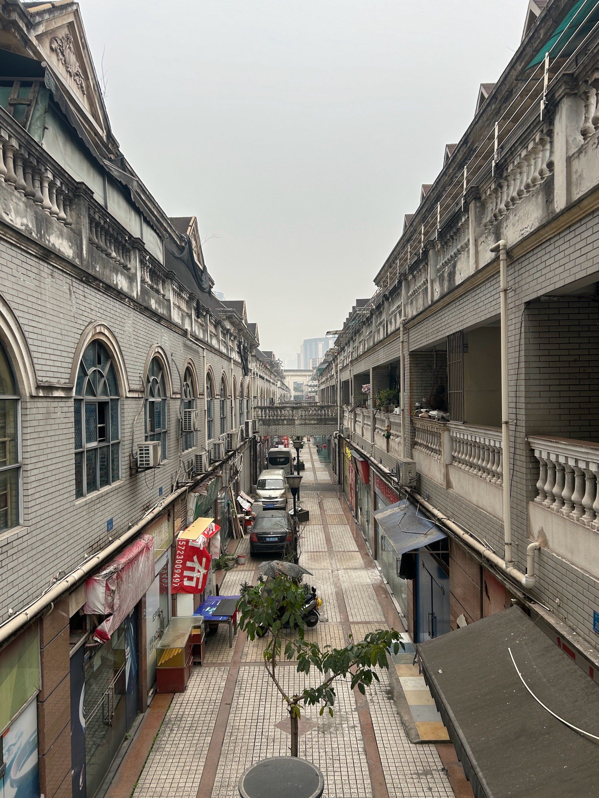 这里是弹子石最早的商业——宏声假日广场,带有欧式的风格,这里最多的