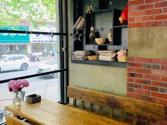 靠窗位-啊噗吐呦现场烘焙(麦凯乐店)