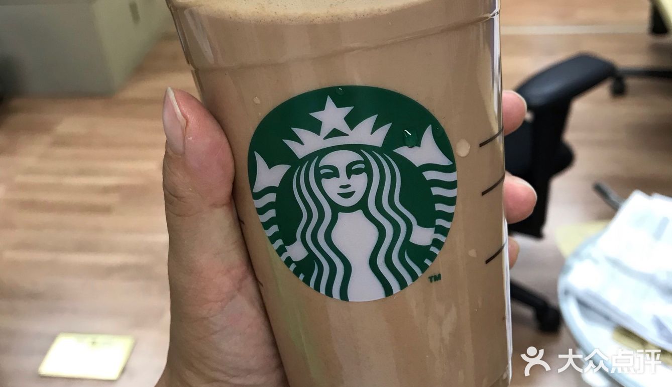 办公室有同事光荣退休了，老板请了下午茶，现在星巴克外