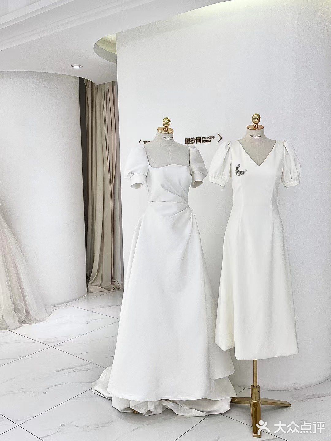 - 还试了一套缎面的、一套一字肩珠钻款！都好好看！