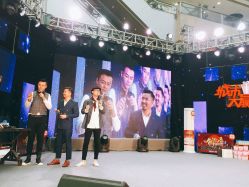受邀参加深圳娱乐频道节目-型走Symbol造型
