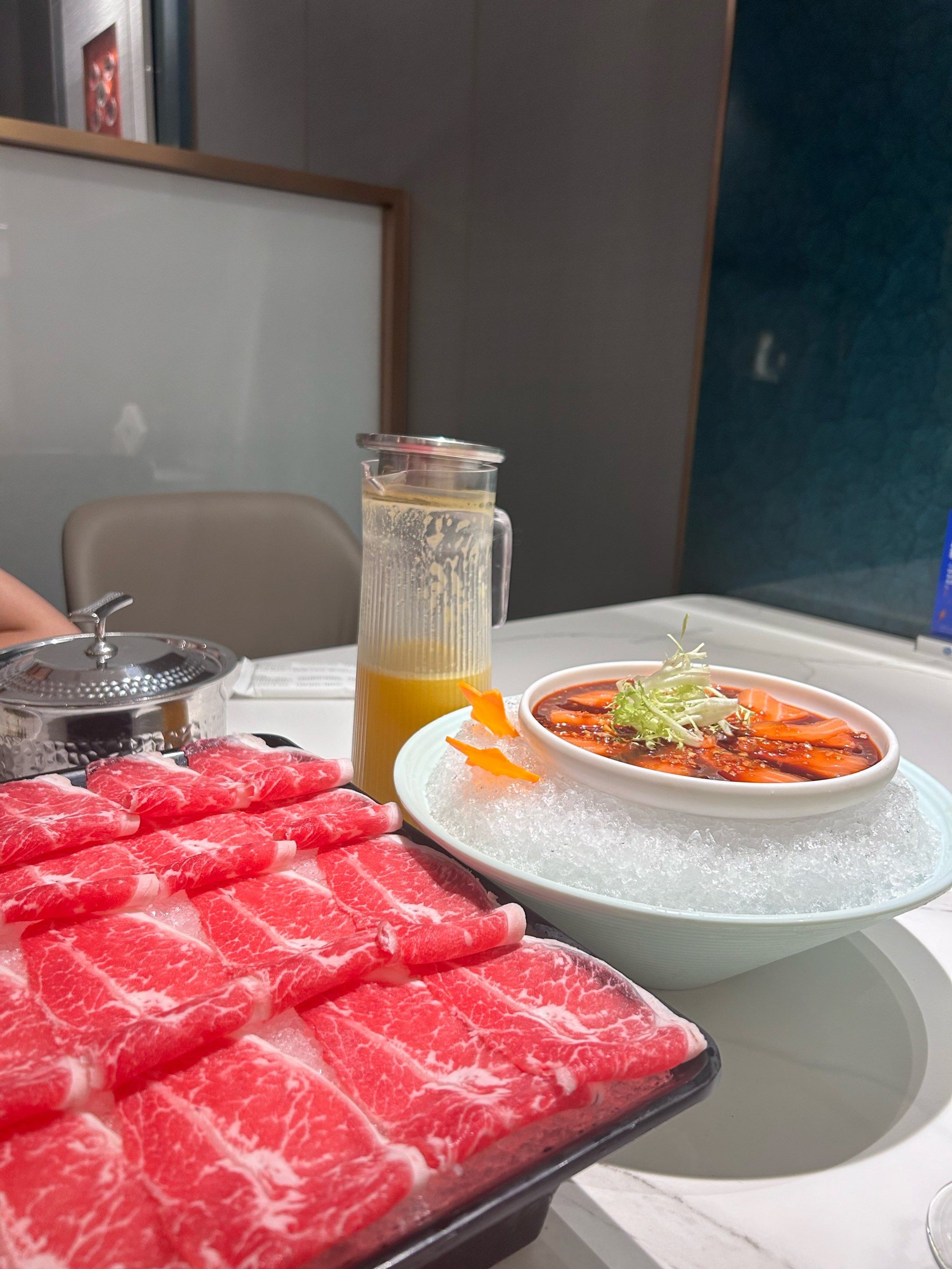 鲍鱼和虾都是服务员帮剥好,进门迎宾带客热情