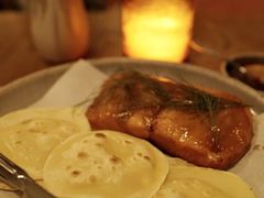 烟熏三文鱼配烤饺子皮和芥末籽酱-BOR Eatery(安福路店)