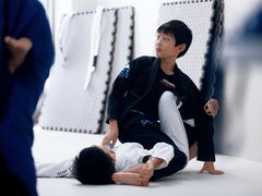 -菠萝格斗巴西柔术训练馆