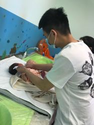 护士长教粑粑洗澡按摩-喜宝悉贝月子会所(锦江店)
