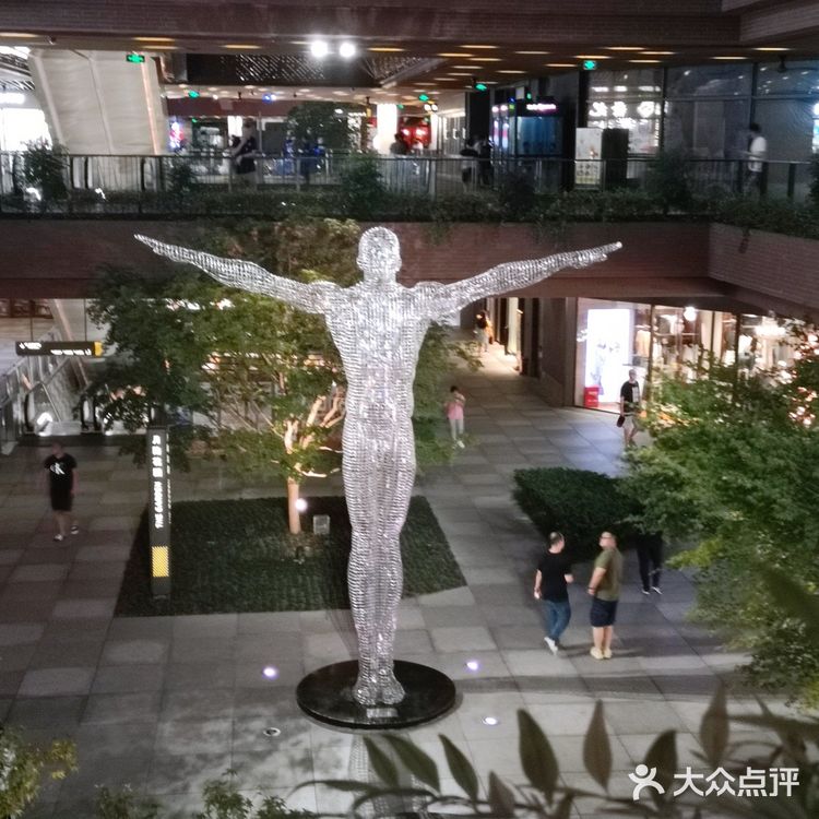 真的是人非常非常多的一家星巴克呢