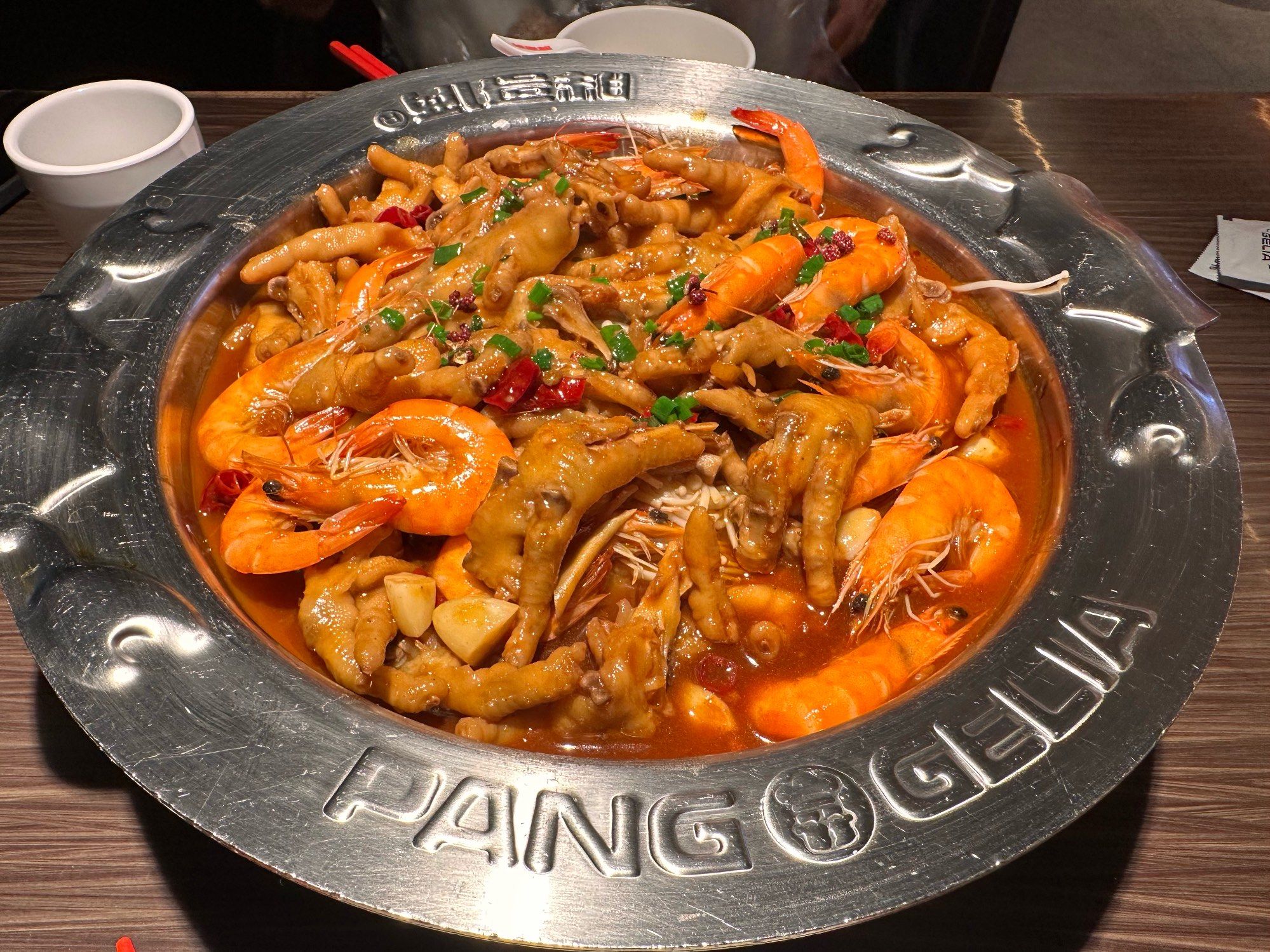 鸡爪煲 胖哥俩餐厅的服务态度很好,服务