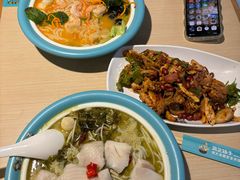 -灵芝妹子海鲜米线(劳动公园店)