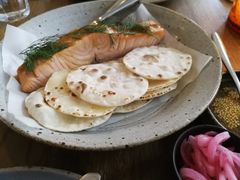 烟熏三文鱼配烤饺子皮和芥末籽酱-BOR Eatery(安福路店)