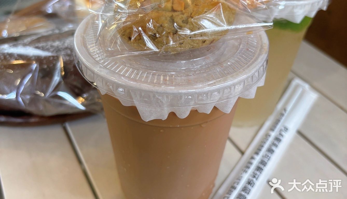😘面包奶茶的完美组合，居民楼下打卡