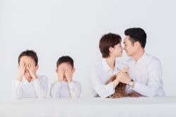-现代经典婚纱摄影