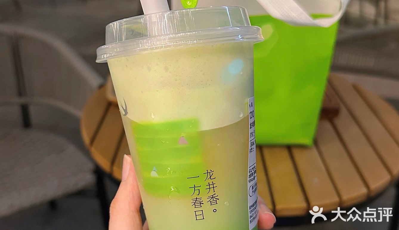 一杯的价钱get两杯春季新品龙井奶茶[鼓掌]