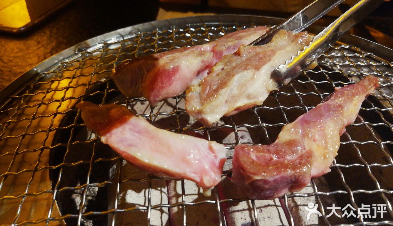 菜量也打大～服务也很周到～小哥哥颜值都好高，嘻嘻