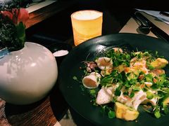 温海鲜色拉配牛油果-Carbon莫卡哆·意大利复古集市餐厅(杭州大厦店)